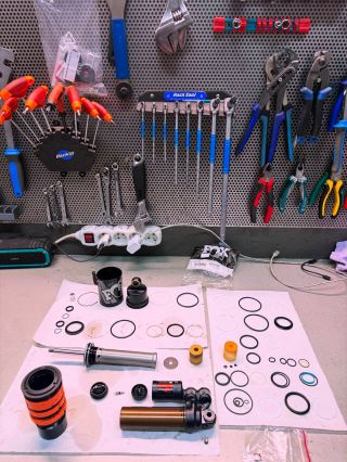 🔧 JE ČAS NA SERVIS ODPRUŽENÍ! 🔧 Nezapomínáte na své odpružení? Pokud jezdíte i v zimě, vaše těsnění trpí dvojnásobně – a...