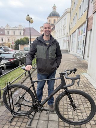 Tohle je přesně ten moment, pro který to děláme! 🚴‍♂️✨ Když vidíš v očích dlouholetýho kámoše tu radost z nového kola, tak...