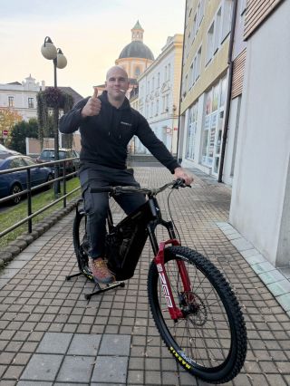 🚴‍♂️✨ Další námi upravený skvost! Představujeme vám Haibike AllMtn CF 9 170/160mm s celokarbonovým rámem a váhou pouhých...
