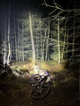 Zítra čtvrtek = noční jízda! 🌙🔥 Kdo je ready? Bereme éčka, nasazujeme světla a vyrážíme na lokální traily. Tma, adrenalin...